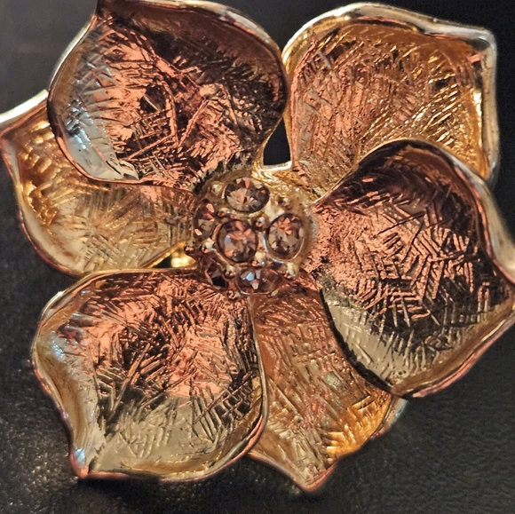 Banana Republic Gold Flower Ring - Picture 3 of 10